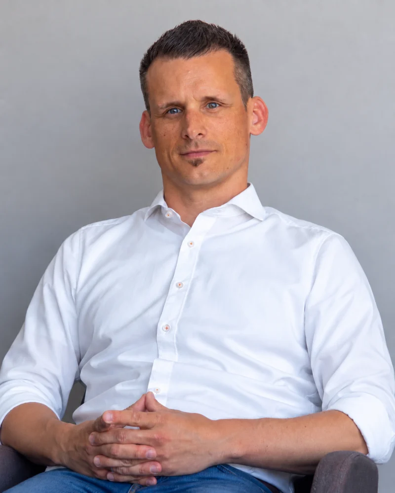 Micha im Gespräch bei einem Vortrag